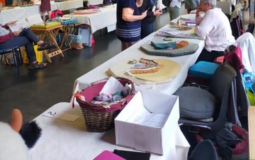 Couvige, rassemblement de dentellières à la Maison de la Culture Le Corbusier