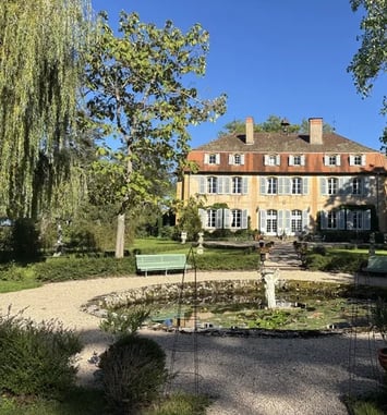 Visite guidée d'une demeure familiale érigée en 1767 et de son parc, dans le Roannais en pays de Charlieu.