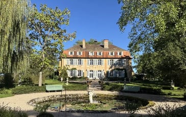 Visite guidée d'une demeure familiale érigée en 1767 et de son parc, dans le Roannais en pays de Charlieu.