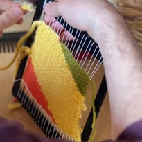 Initiation au tissage artisanal : l'harmonie du fil et du rythme