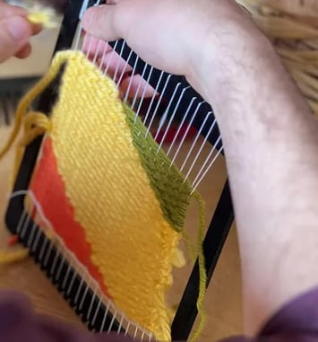 Initiation au tissage artisanal : l'harmonie du fil et du rythme