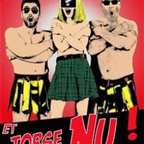 En jupe et torse nu